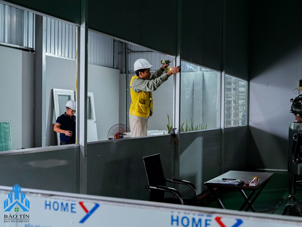 Thi công trần panel tại nhà máy sản xuất