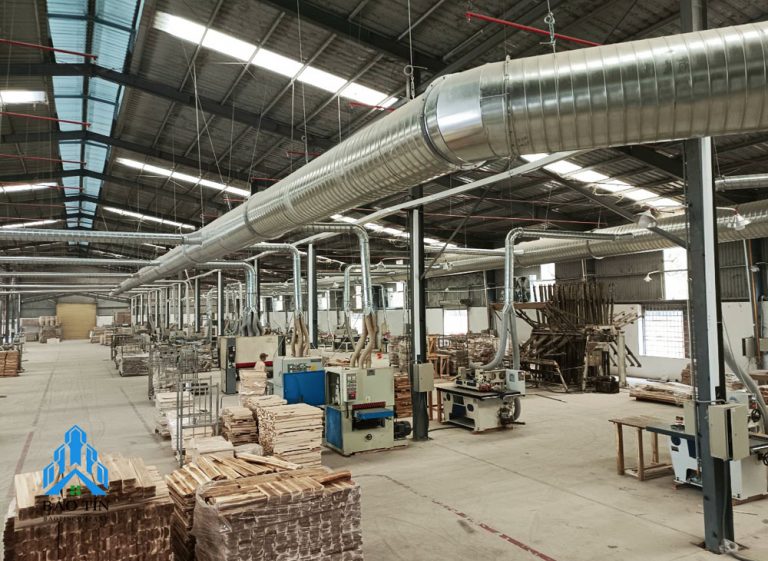 Các giải pháp hút bụi công nghiệp được nhiều công ty, nhà xưởng quan tâm, tìm hiểu. Bởi, nó sẽ giúp cho không gian làm việc trở nên thoáng mát, sạch sẽ hơn, bảo vệ sức khoẻ công nhân cũng như nâng cao chất lượng sản phẩm, hàng hoá. Vậy, có những giải pháp hút bụi nào hiệu quả? Nếu bạn quan tâm hãy cùng với công ty Bảo Tín tìm hiểu thêm qua bài viết sau đây. Những giải pháp hút bụi công nghiệp phổ biến nhất hiện nay Để có thể đáp ứng được nhu cầu của nhiều khách hàng, hiện nay có rất nhiều giải pháp hút bụi công nghiệp được đưa ra. Trong đó, có những giải pháp được nhiều khách hàng ưu tiên lựa chọn nhất: Những giải pháp hút bụi công nghiệp được ưa chuộng nhất. Hệ thống hút lọc bụi Cyclone Đây chính là một trong những giải pháp hút bụi hiệu quả được nhiều khách hàng đánh giá cao. Hệ thống này có khả năng hút, lọc dựa vào lực ly tâm. Khi bụi bẩn được hút vào bên trong thì lúc này hệ thống sẽ thực hiện chuyển động theo quỹ đạo nhất định. Những hạt bụi có kích thước lớn của lực ly tâm. Từ từ sẽ bị văng ra khỏi trụ và khu vực gần với trục xoáy sẽ chỉ còn bụi nhỏ mà thôi. Không những vậy, điểm cộng của giải pháp hút bụi công nghiệp Cyclone đó chính là khi giới hạn xoáy trong vỏ hình trụ, các hạt bụi sẽ bị rơi xuống đáy. Hơn nữa, ở tâm dòng xoáy sẽ được thiết kế thêm một đường ống dẫn khí. Từ đó, nó sẽ thu được một lượng không khí sạch không có bụi, nếu có thì cũng rất nhỏ. Hệ thống hút lọc bằng túi vải tự động Hiện nay, cũng có rất nhiều khách hàng lựa chọn giải pháp hút bụi túi vải tự động. Để có thể nâng cao hiệu quả lọc bụi thì phần túi vải được dệt từ sản phẩm có nguồn gốc tự nhiên. Nhiệm vụ chính của những chiếc túi vải này đó chính là sẽ giúp xử lý được loại bụi bẩn bay lơ lửng. Khi bụi bẩn được hút vào và được đi qua hệ thống thì sẽ bị ngăn chặn bởi phần túi lọc này. Nó sẽ có những lỗ nhỏ để phân tử khí có thể đi qua, còn phần bụi bẩn sẽ được giữ lại bên trong phần túi lọc. Như thế, không khí ra bên ngoài sẽ sạch sẽ và không có bụi bẩn gây ô nhiễm nữa. Hệ thống hút lọc bụi kết hợp Cyclone và túi vải Một trong những giải pháp hút bụi công nghiệp được đánh giá cao đó chính là sự kết hợp giữa hút bụi túi vải tự động và hút bụi Cyclone. Khi khởi động hệ thống, thì toàn bộ bụi bẩn sẽ được lọc qua Cyclone. Sau đó, những hạt bụi nhỏ thoát ra khỏi lọc Cyclone sẽ được lọc thêm một lần nữa qua túi vải. Khi áp dụng công nghệ lọc bụi này, thì hiệu quả lọc bụi bẩn sẽ được nâng cao hơn nhiều lần.. Hệ thống hút bụi túi vải dạng trần Giải pháp hút bụi công nghiệp được ưa chuộng nhất hiện nay nhất định phải kể đến hút bụi túi vải dạng trần. Khi bạn áp dụng giải pháp này thì nó có khả năng hút bụi thô cũng như hút rác bẩn hiệu quả hơn rất nhiều. Không những vậy, hệ thống hoạt động với công suất lớn, đảm bảo có thể hút bụi sạch trong khoảng không gian lớn. Máy hút bụi di động Với những khu xưởng sản xuất có diện tích nhỏ thì áp dụng giải pháp hút bụi di động cũng được nhiều khách hàng ưu tiên lựa chọn. Khu sử dụng máy hút bụi di động công nghiệp thì nó có khả năng lọc được các hạt bụi nhỏ nhỏ nhanh chóng, thuận tiện. Không những vậy, việc vệ sinh cũng đơn giản, dễ dàng hơn khi bạn có thể di chuyển máy đến nhiều vị trí khác nhau nhờ có hệ thống bánh xe được lắp đặt bên dưới. Những ứng dụng của hệ thống lọc hút bụi công nghiệp Ứng dụng của giải pháp hút bụi. Giải pháp hút bụi công nghiệp hiện nay được nhiều khách hàng yêu thích và lựa chọn sử dụng. Bởi, nó có thể ứng dụng vào cuộc sống khá nhiều. Bạn có thể áp dụng giải pháp này để hút bụi gỗ. Nó có thể đảm bảo hút sạch được bụi gỗ. Đảm bảo rằng, nhân viên làm việc trong xưởng gỗ sẽ được hưởng một không gian làm việc trong lành, sạch sẽ. Từ đó, nâng cao sức khoẻ và năng suất làm việc cũng sẽ được nâng cao. Giải pháp hút lọc tại xí nghiệp, nhà máy sản xuất xi măng cũng được nhiều công ty lựa chọn. Bởi, lượng bụi tại những xưởng sản xuất này khá lớn, lại dễ phát tán ra môi trường. Áp dụng hệ thống lọc bụi sẽ giúp giảm thiểu ô nhiễm, môi trường làm việc của công nhân cũng sẽ hạn chế độc hại hơn. Hút bụi trong lò hơi cũng là một trong những giải pháp vô cùng hoàn hảo. Bạn cần biết rằng, tại những lò hơi này thì các khí thải độc hại được sinh ra khá nhiều. Đặc biệt là có những loại tro thải không cháy hết trong lò hơi làm ảnh hưởng nghiêm trọng đến môi trường. Thế nên, để loại bỏ lượng bụi độc hại này thì việc áp dụng giải pháp hút bụi công nghiệp sẽ vô cùng hữu ích. Hệ thống hút bụi trong sản xuất dược liệu, thực phẩm cũng là giải pháp hoàn hảo cho bạn. Trong quá trình chế biến, thì vẫn có khả năng phát sinh ra một số loại bụi bẩn. Nên việc áp dụng giải pháp hút bụi sẽ đảm bảo an toàn, nâng cao chất lượng sản phẩm tốt hơn. Đơn vị cung cấp giải pháp hút bụi uy tín nhất hiện nay. Công ty Bảo Tín đơn vị cung cấp giải pháp hút bụi tốt nhất hiện nay. Hiện nay, không khó để bạn có thể tìm được địa chỉ chuyên cung cấp hệ thống hút lọc và xử lý bụi công nghiệp. Thế nhưng, đơn vị cung cấp giải pháp hút bụi công nghiệp uy tín, chất lượng nhất, đảm bảo quyền lợi của khách hàng thì công ty Bảo Tín chính là sự lựa chọn ưu tiên hàng đầu dành cho bạn. Bảo Tín hiện nay là một trong những đơn vị đi đầu trong việc cung cấp các giải pháp, hệ thống hút lọc bụi công nghiệp tại Việt Nam. Với nhiều năm kinh nghiệm, cùng với sự tận tâm với sản phẩm, với khách hàng. Công ty Bảo Tín chắc chắn sẽ mang đến cho bạn những giải pháp tuyệt vời nhất. Bất kỳ khách hàng nào lựa chọn dịch vụ của chúng tôi cũng đều hài lòng và an tâm về chất lượng sản phẩm. Chúng tôi cam kết sẽ mang đến sự hài lòng tuyệt đối cho khách hàng. Không những vậy, Bảo Tín cũng sẽ nhập các thiết bị, các loại máy với công nghệ hiện đại, tiên tiến nhất hiện nay. Từ đó, sẽ đảm bảo rằng mang đến cho bạn những giải pháp hút bụi công nghiệp chất lượng, đảm bảo chính xác tuyệt đối. Ngoài ra, để giúp cho khách hàng có thể tiết kiệm chi phí lắp đặt, Bảo Tín cũng đưa ra mức giá vô cùng phải chăng. Đảm bảo rằng, tất cả các khách hàng khi lựa chọn dịch vụ của chúng tôi đều hài lòng. Ưu điểm vượt trội của hệ thống hút lọc bụi mà công ty Bảo Tín mang đến Ưu điểm của hệ thống hút bụi công nghiệp mà Bảo Tín cung cấp. Với mong muốn có thể phục vụ được tất cả các khách hàng có nhu cầu hút bụi công nghiệp. Công ty Bảo Tín đã không ngừng nâng cao, cải thiện chất lượng của mình. Điều này được thể hiện rõ nét khi chúng tôi mang đến nhiều ưu điểm tuyệt vời như sau: Có hiệu suất lọc, hút bụi cao nhất hiện nay. Giúp bạn có thể tiết kiệm tối đa điện năng sử dụng. Giải pháp hút bụi hiệu cao, đảm bảo độ bền, nâng cao tuổi thọ cho hệ thống hút bụi. Hệ thống hút bụi không quá ổn, đảm bảo công suất không làm ảnh hưởng đến quá trình vận hành của công ty. Trong môi trường bụi và ẩm thì hệ thống hút bụi mà công ty Bảo Tín cung cấp vẫn đảm bảo tuyệt đối. Chi phí lắp đặt hệ thống hút bụi phải chăng, giúp cho khách hàng có thể tiết kiệm được nhiều chi phí. Cam kết bảo hành dài lâu, hỗ trợ khách hàng nhanh chóng, tận tâm nhất. Trên đây là những giải pháp hút bụi công nghiệp phổ biến nhất hiện nay. Nếu như bạn có bất kỳ câu hỏi, thắc mắc nào hãy liên hệ với công ty Bảo Tín để được tư vấn và hỗ trợ nhanh nhất.