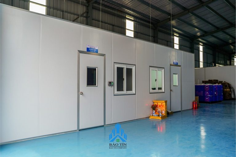 Nhà xưởng 200m2 sử dụng tấm panel cách nhiệt giúp tiết kiệm năng lượng.