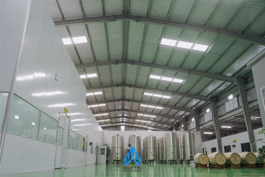 Nhà xưởng tiền chế với kết cấu thép chắc chắn, phù hợp sản xuất công nghiệp.