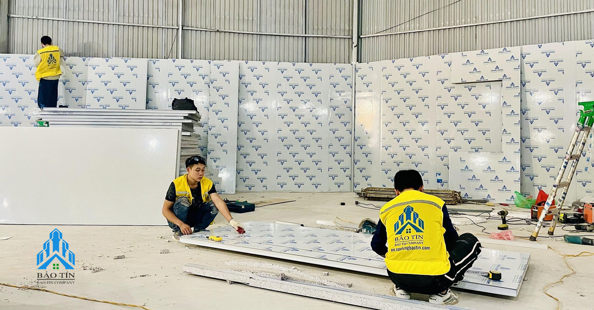 Dựng tấm panel và bắn vít cố định trong thi công vách panel nhà xưởng