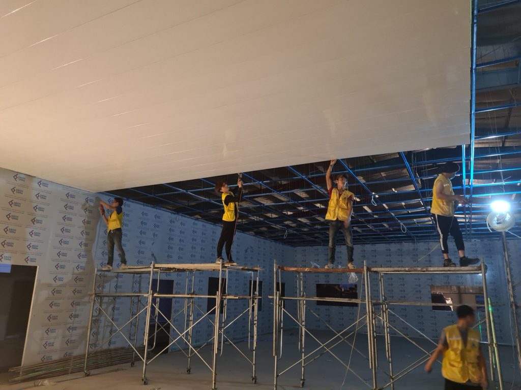 thi công vách ngăn tôn xốp phòng sạch