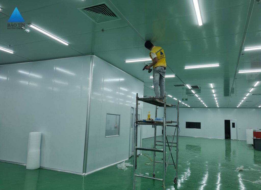 hi công vách ngăn tôn xốp phòng sạch