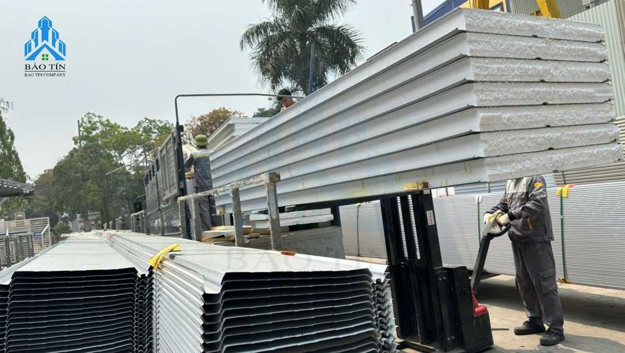 Chuẩn bị vật tư và mặt bằng trước khi thi công vách panel nhà xưởng