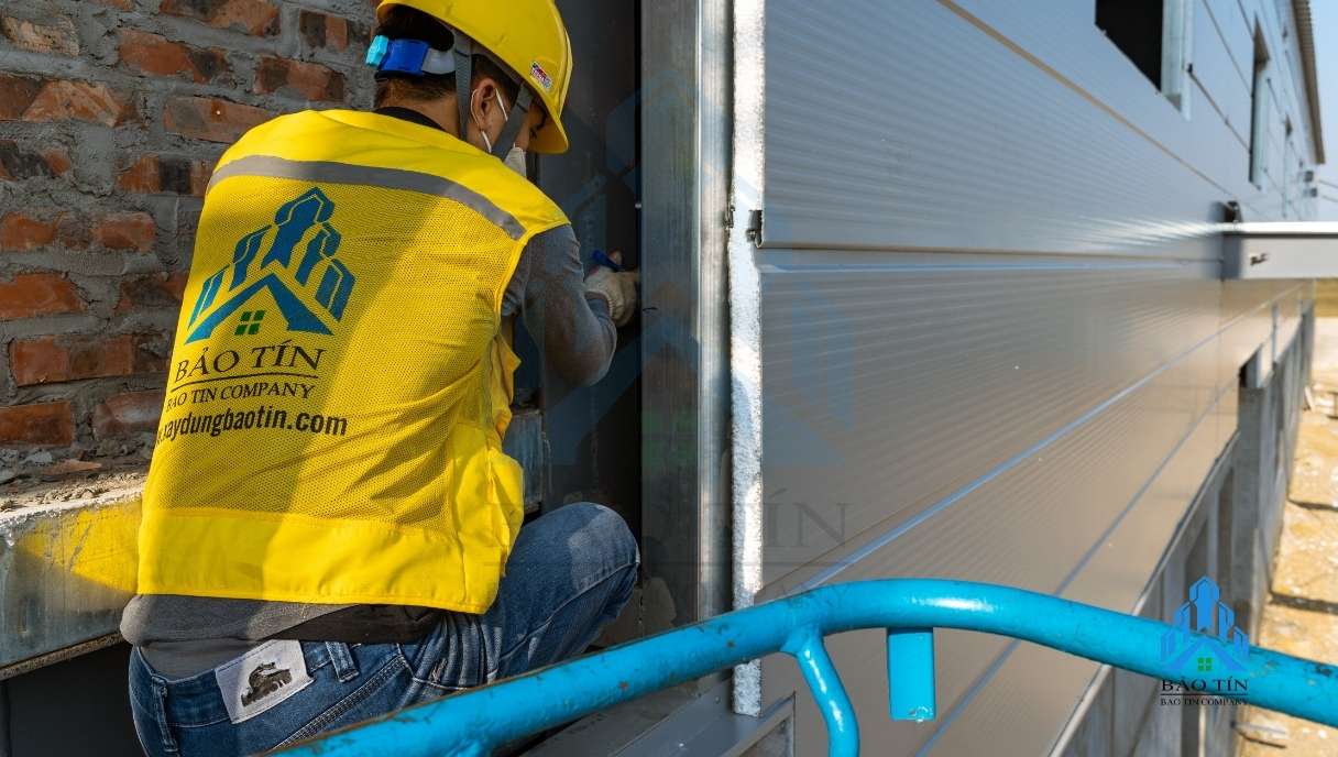 Hạng mục phụ trợ ảnh hưởng đến chi phí thi công vách panel ngoài trời