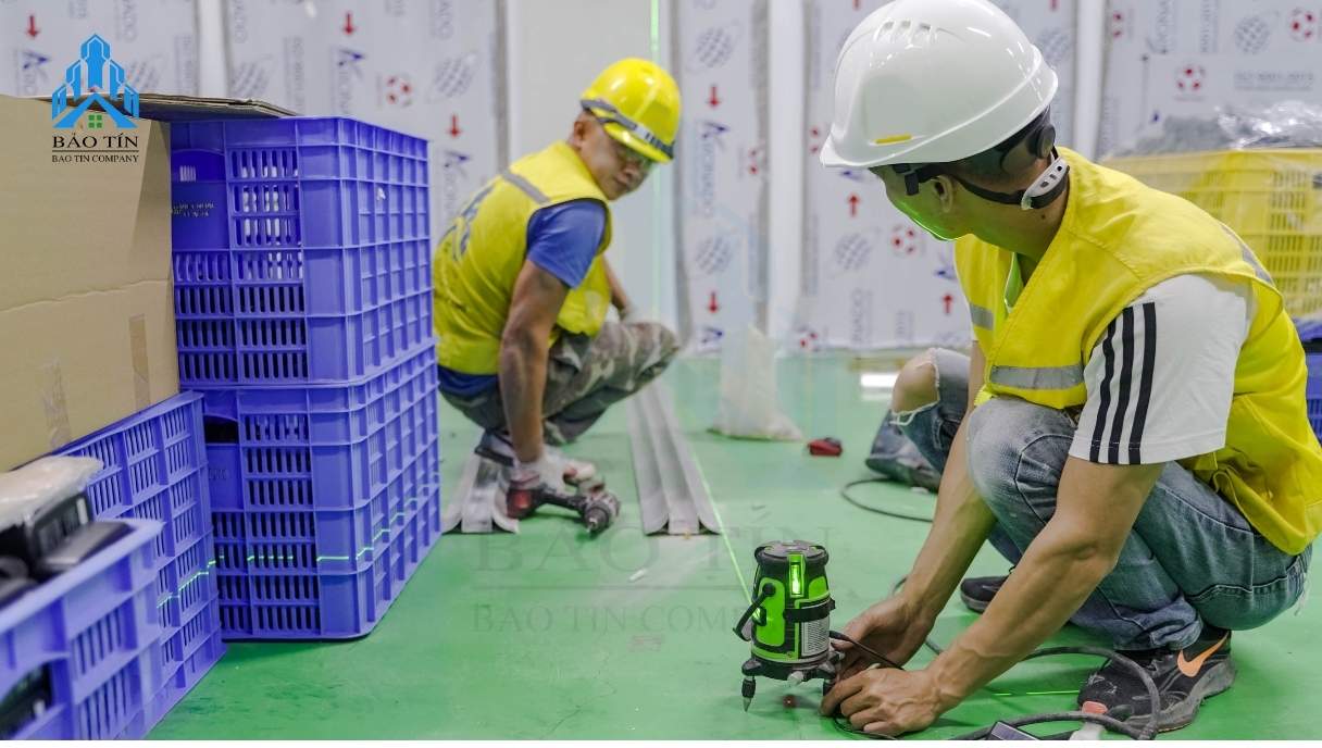 lắp đặt khung sườn cho vách panel nhà xưởng