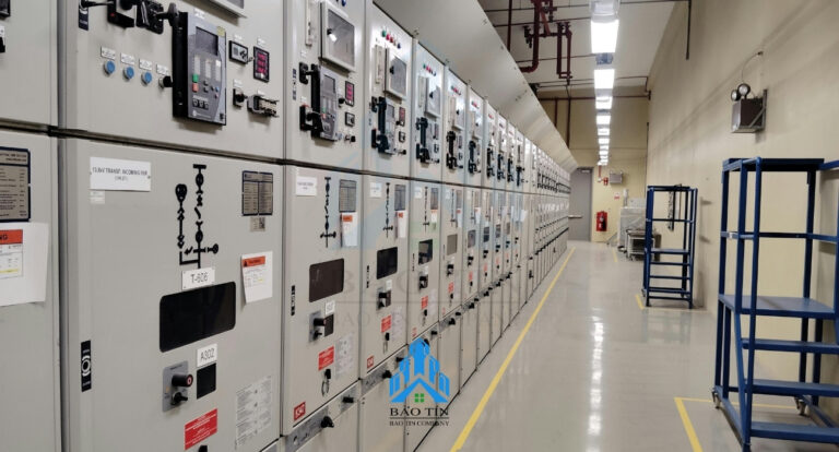 Kỹ sư thực hiện quy trình bảo trì hệ thống điện nhà xưởng theo các bước chuyên nghiệp