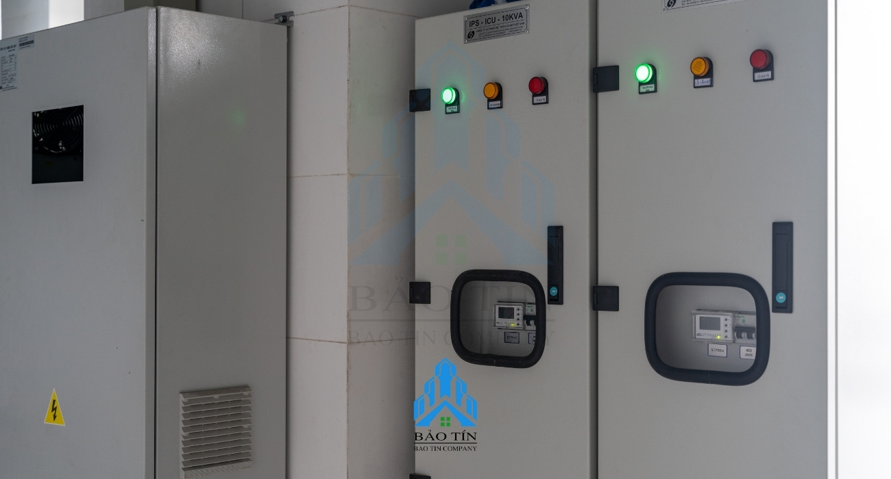 Kỹ sư thực hiện bảo trì hệ thống điện nhà xưởng để đảm bảo an toàn và hiệu suất vận hành