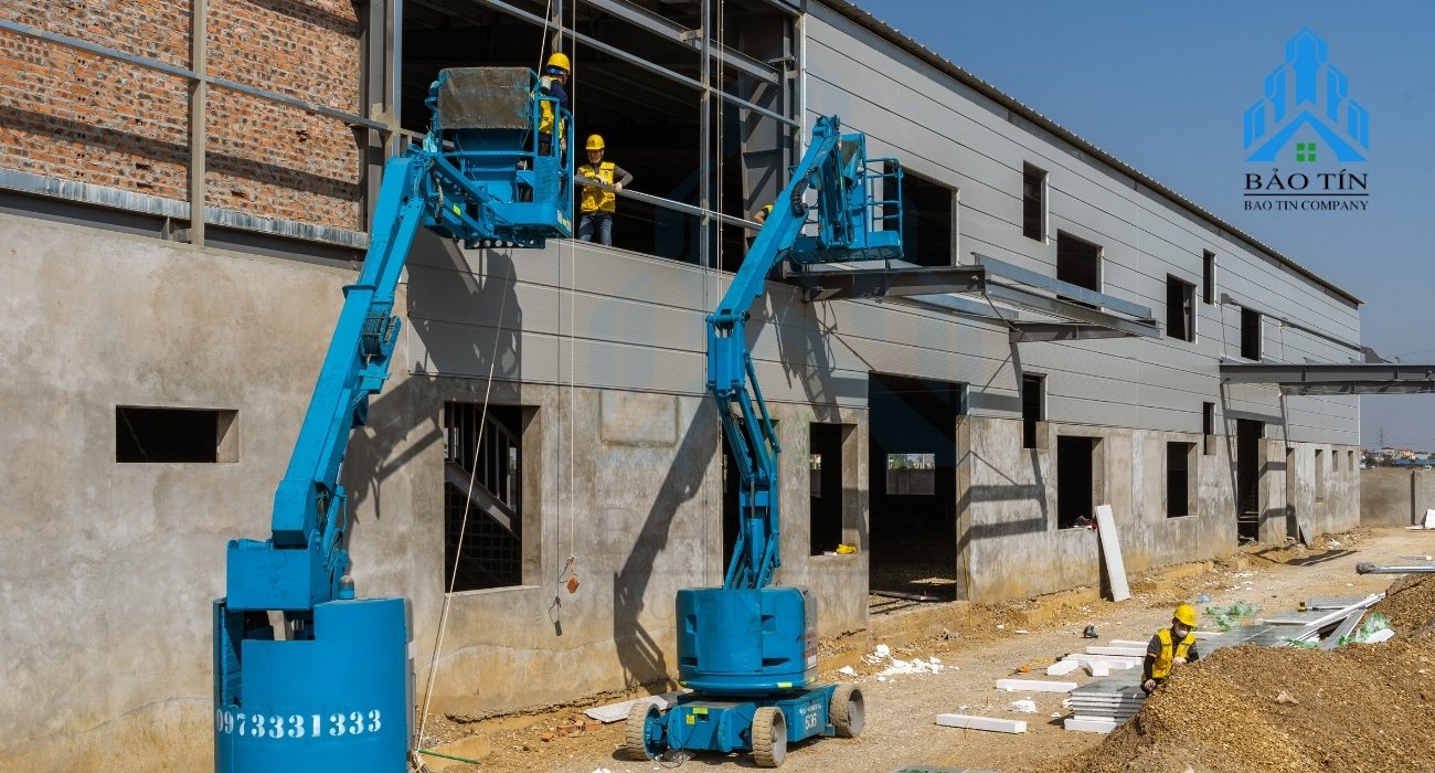 Giá thuê xe nâng, giàn giáo và thiết bị nâng hạ phục vụ bảo trì nhà xưởng