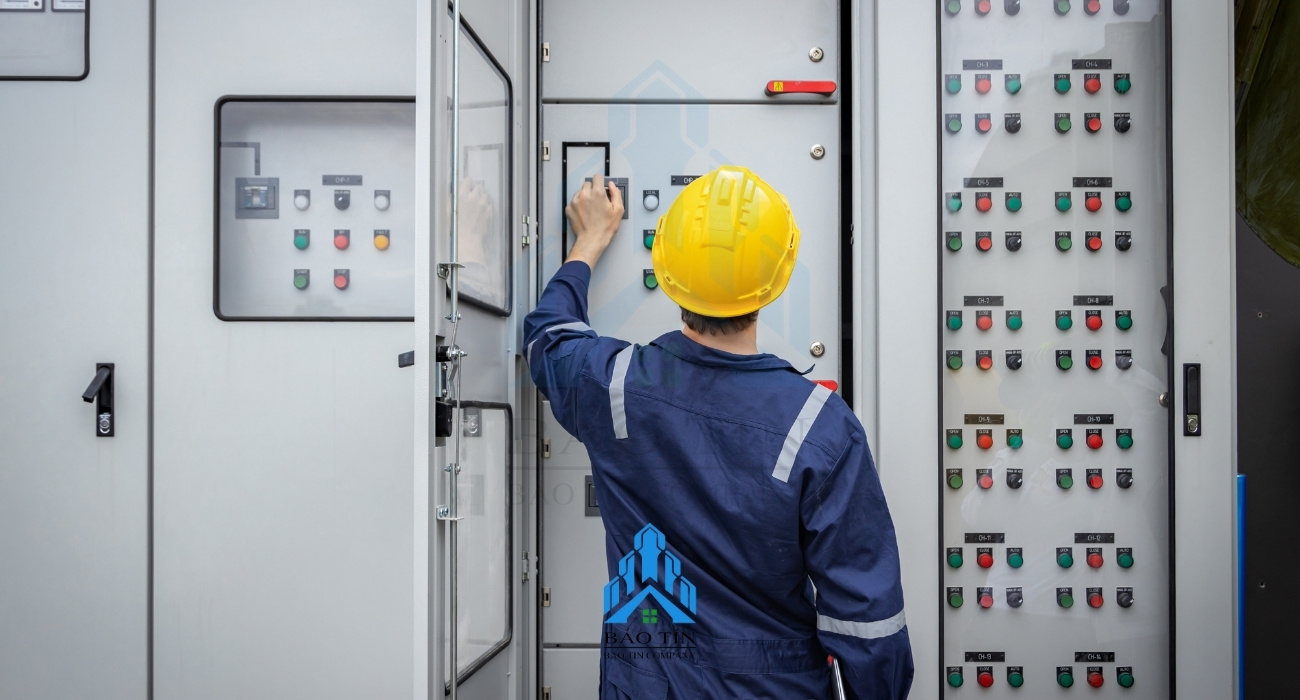 Các mối nguy trong hệ thống điện công nghiệp như quá tải, ngắn mạch, sụt áp và mất cân bằng pha.